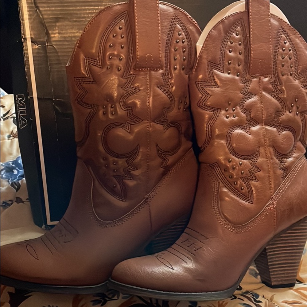 Mia size 9